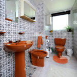 Badezimmer Mit Braunen Suite In Einem 70Er Jahre Stilhaus In Eine Throughout 70Er Jahre Badezimmer