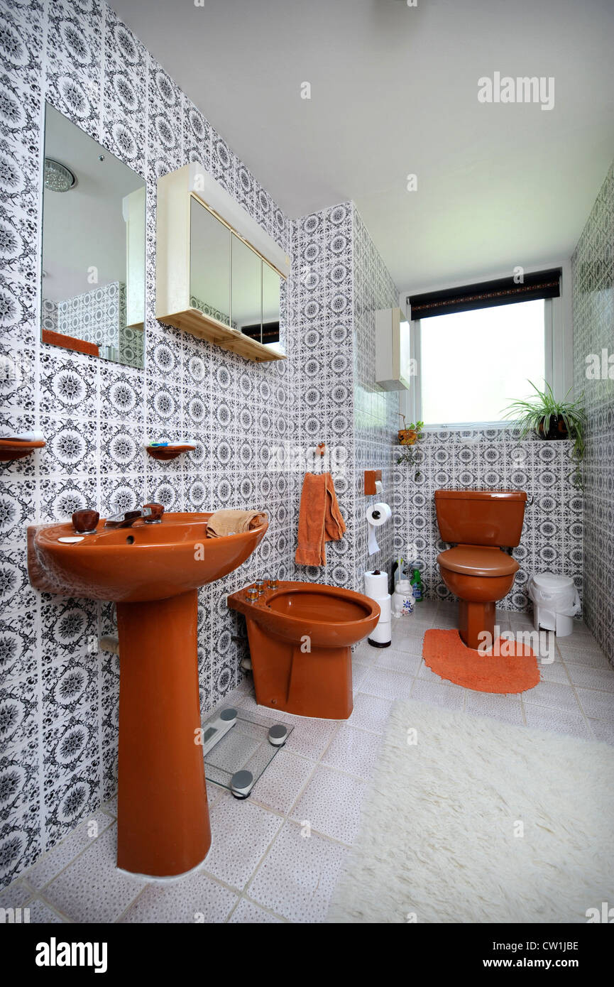 Badezimmer Mit Braunen Suite In Einem 70Er Jahre Stilhaus In Eine throughout 70Er Jahre Badezimmer