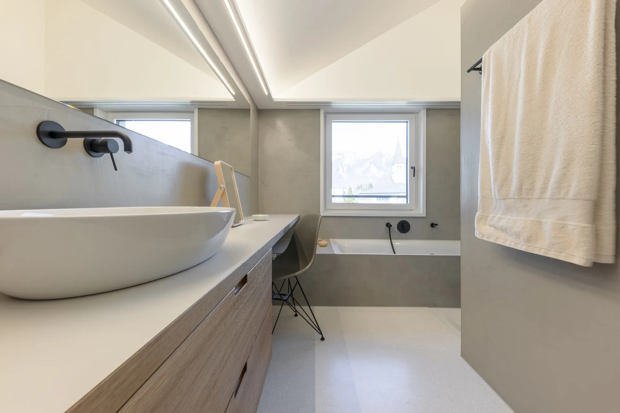 Das Badezimmer – Komplett Gefliest, Halbhoch Oder Ohne Fliesen? regarding Badezimmer Fliesen Halbhoch