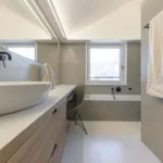Das Badezimmer – Komplett Gefliest, Halbhoch Oder Ohne Fliesen? with regard to Badezimmer Halbhoch Gefliest