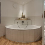 Eckbadewanne • Bilder &amp; Ideen • Couch pertaining to Badezimmer Mit Eckbadewanne