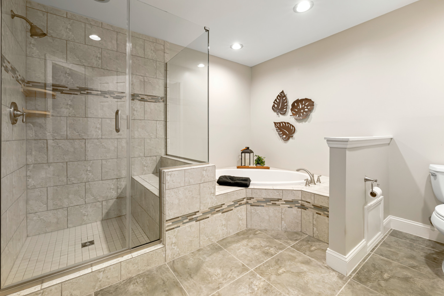 Eckbadewanne – Die Perfekte Lösung Für Kleine Bäder Bei Der for Badezimmer Mit Eckbadewanne