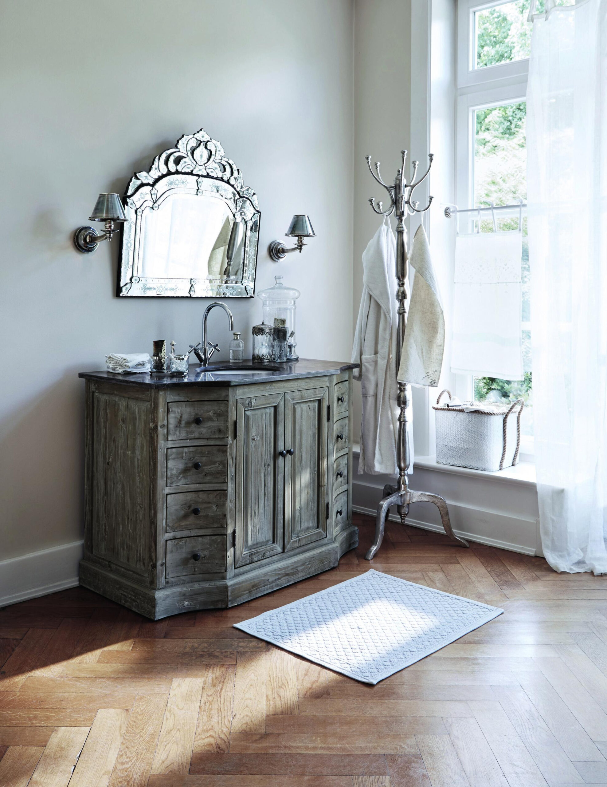 Eleganter Waschtisch Mit Edlen Accessoires #Bad #Vin with Loberon Badezimmer
