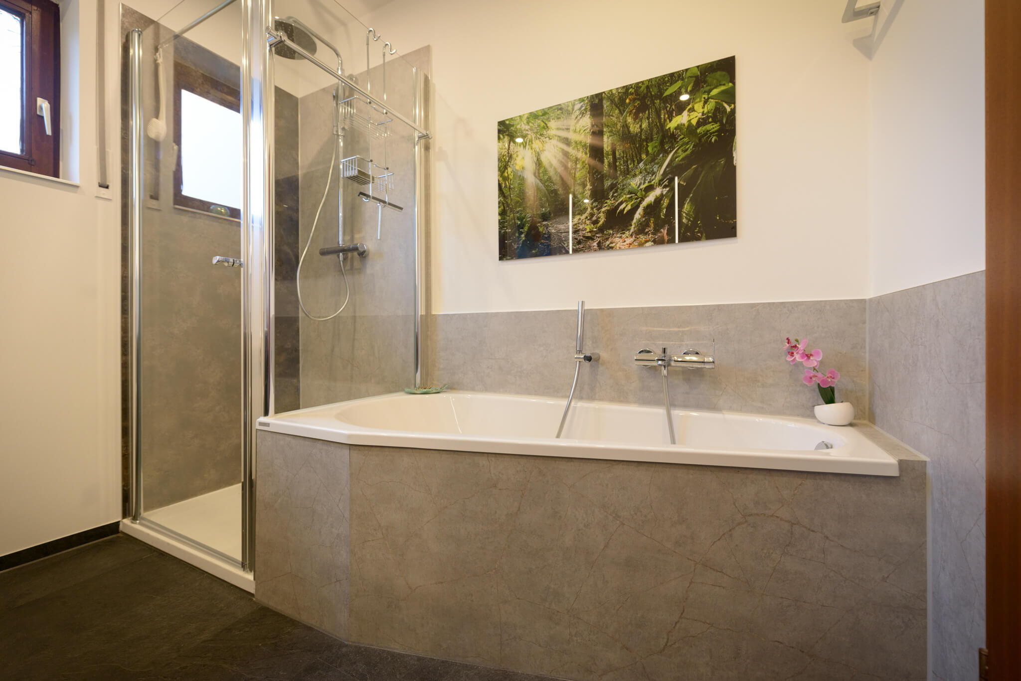 Fugenarme Badsanierung Mit Eckwanne Im Raum Beverstedt within Badezimmer Mit Eckbadewanne
