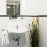 Glasfaser Badezimmer Mit Glas Bordüre #Badezimmer #L Intended For Badezimmer Bordüre