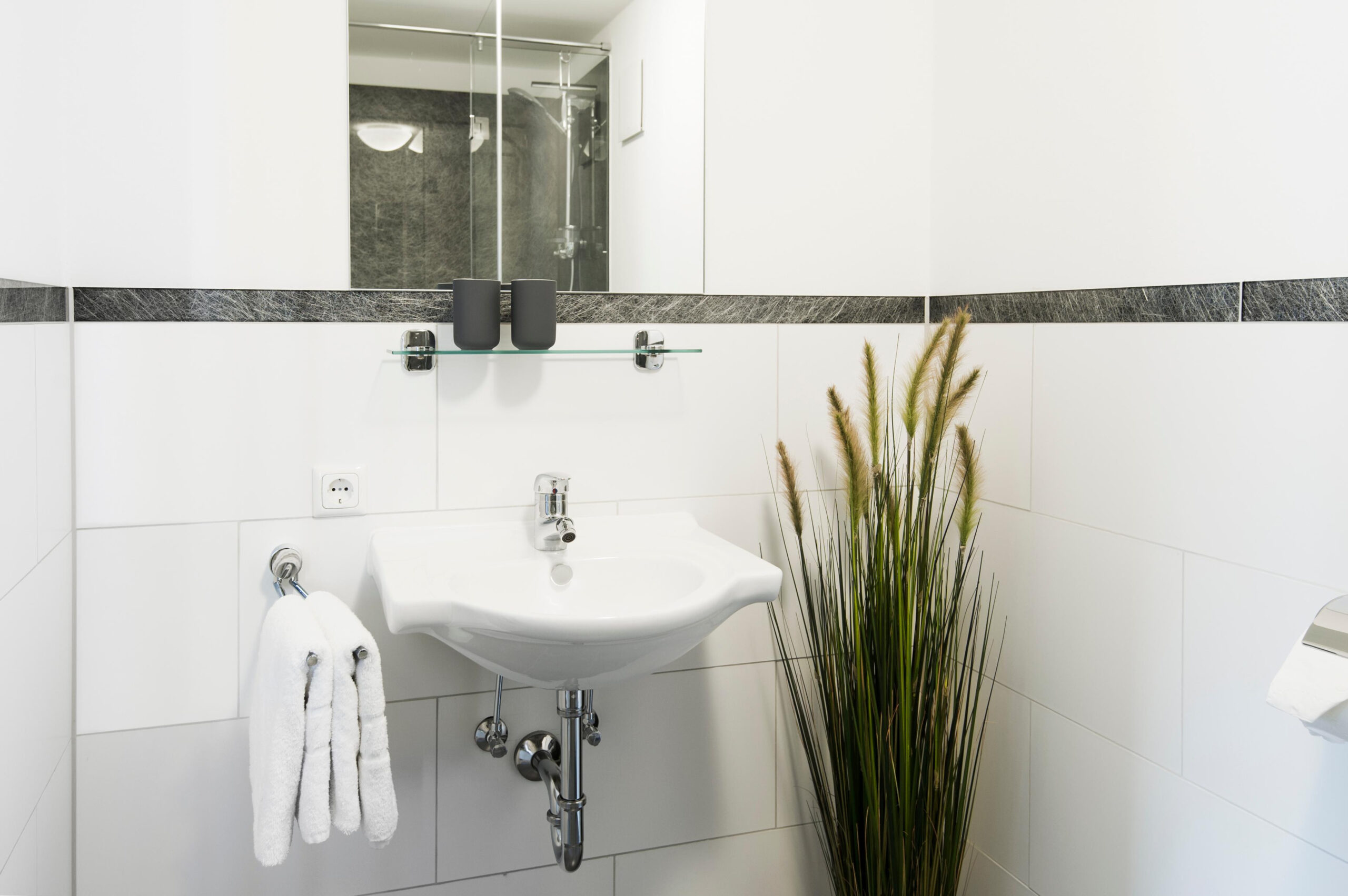 Glasfaser Badezimmer Mit Glas-Bordüre #Badezimmer #L intended for Badezimmer Bordüre