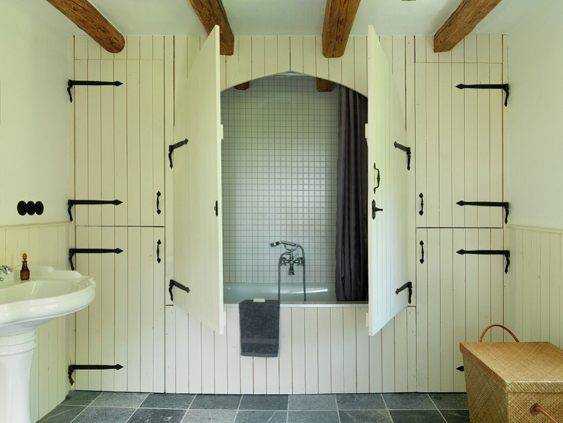 Ländliches Alkoven Bad – In Schrankwand … – Bild Kaufen – 11349255 for Badezimmer Schrankwand