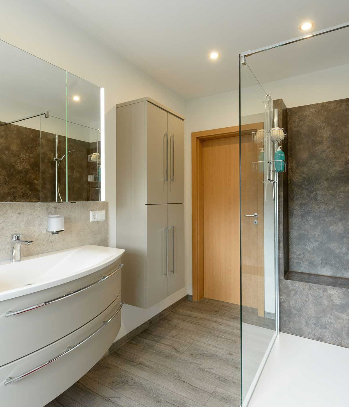 Schönes, Fliesenloses Bad Mit Dusche In Schiffdorf - Fischers Haus intended for Badezimmer Dusche
