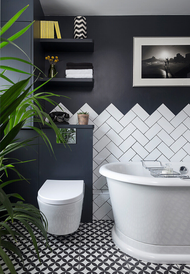 Schwarz-Weißes Badezimmer, Wandfliesen … – Bild Kaufen – 13671568 pertaining to Badezimmer Fliesen Schwarz Weiß